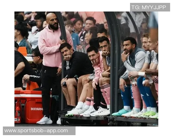 梅西与传奇门将伊基塔赛前亲密互动温馨拥抱引发球迷热议